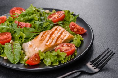 Balık, domates ve marul yapraklı lezzetli taze salata. Sağlıklı yemek.