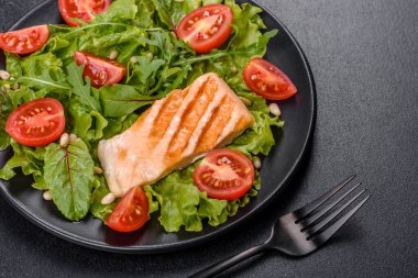 Balık, domates ve marul yapraklı lezzetli taze salata. Sağlıklı yemek.