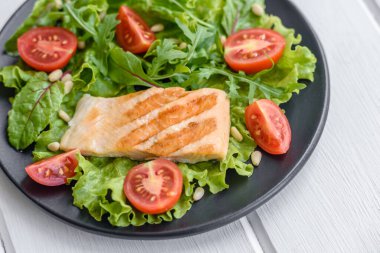 Balık, domates ve marul yapraklı lezzetli taze salata. Sağlıklı yemek.