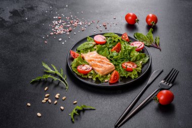 Balık, domates ve marul yapraklı lezzetli taze salata. Sağlıklı yemek.