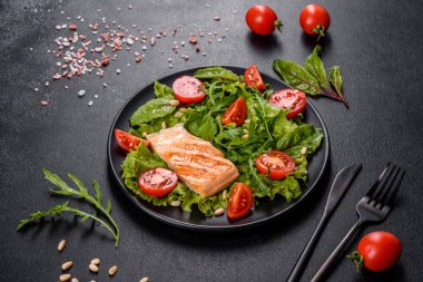 Balık, domates ve marul yapraklı lezzetli taze salata. Sağlıklı yemek.