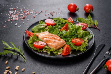 Balık, domates ve marul yapraklı lezzetli taze salata. Sağlıklı yemek.