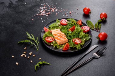 Balık, domates ve marul yapraklı lezzetli taze salata. Sağlıklı yemek.