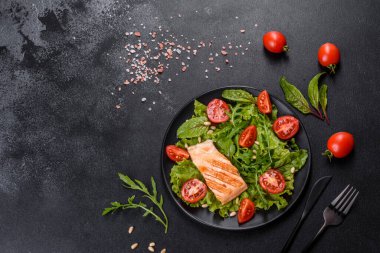 Balık, domates ve marul yapraklı lezzetli taze salata. Sağlıklı yemek.
