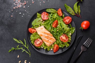 Balık, domates ve marul yapraklı lezzetli taze salata. Sağlıklı yemek.
