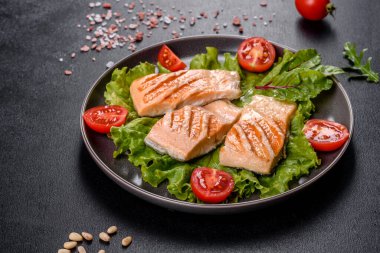 Balık, domates ve marul yapraklı lezzetli taze salata. Sağlıklı yemek.