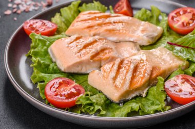 Balık, domates ve marul yapraklı lezzetli taze salata. Sağlıklı yemek.