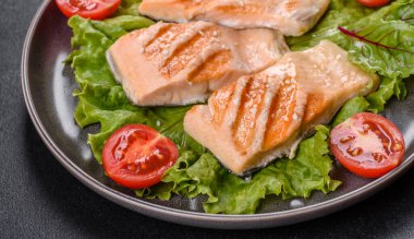 Balık, domates ve marul yapraklı lezzetli taze salata. Sağlıklı yemek.