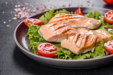 Balık, domates ve marul yapraklı lezzetli taze salata. Sağlıklı yemek.