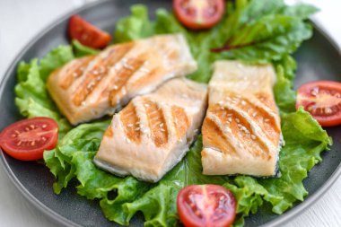 Balık, domates ve marul yapraklı lezzetli taze salata. Sağlıklı yemek.