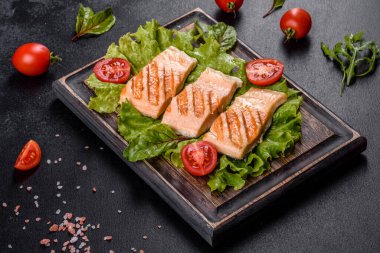 Balık, domates ve marul yapraklı lezzetli taze salata. Sağlıklı yemek.