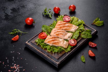 Balık, domates ve marul yapraklı lezzetli taze salata. Sağlıklı yemek.