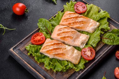 Balık, domates ve marul yapraklı lezzetli taze salata. Sağlıklı yemek.