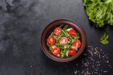 Koyu beton arka planda tavuk, domates ve marul parçaları. Lezzetli sağlıklı yemek.