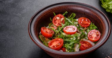 Koyu beton arka planda tavuk, domates ve marul parçaları. Lezzetli sağlıklı yemek.