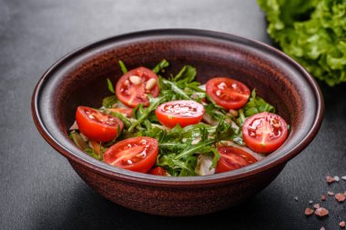 Koyu beton arka planda tavuk, domates ve marul parçaları. Lezzetli sağlıklı yemek.