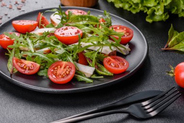 Koyu beton arka planda tavuk, domates ve marul parçaları. Lezzetli sağlıklı yemek.