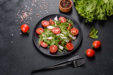 Koyu beton arka planda tavuk, domates ve marul parçaları. Lezzetli sağlıklı yemek.