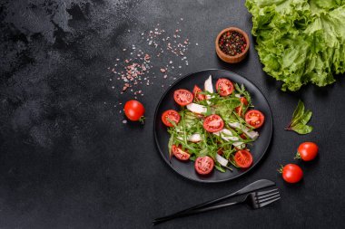 Koyu beton arka planda tavuk, domates ve marul parçaları. Lezzetli sağlıklı yemek.