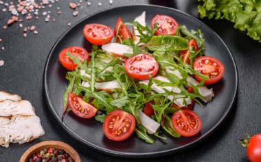 Koyu beton arka planda tavuk, domates ve marul parçaları. Lezzetli sağlıklı yemek.