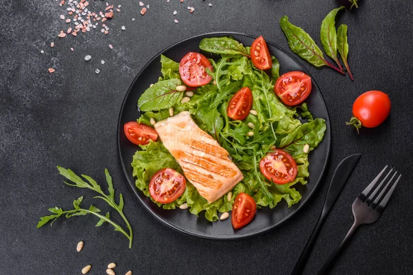 Balık, domates ve marul yapraklı lezzetli taze salata. Sağlıklı yemek.