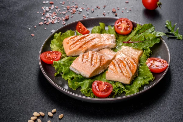 Balık, domates ve marul yapraklı lezzetli taze salata. Sağlıklı yemek.