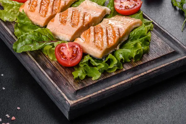 Balık, domates ve marul yapraklı lezzetli taze salata. Sağlıklı yemek.