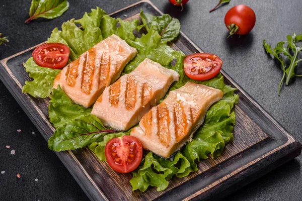 Balık, domates ve marul yapraklı lezzetli taze salata. Sağlıklı yemek.