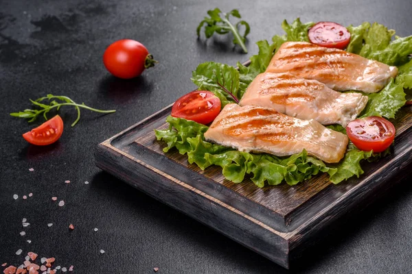 Balık, domates ve marul yapraklı lezzetli taze salata. Sağlıklı yemek.