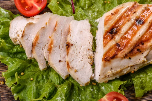 Koyu beton arka planda tavuk, domates ve marul parçaları. Lezzetli sağlıklı yemek.