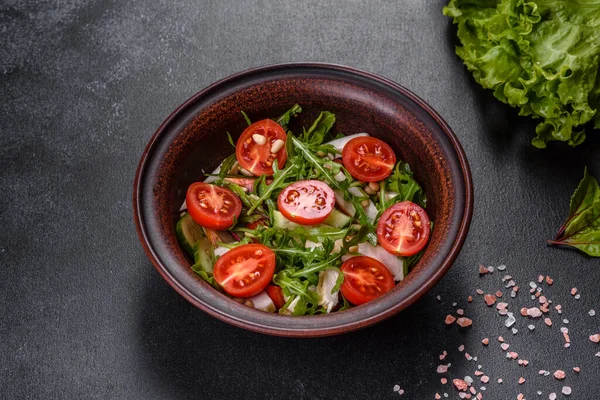 Koyu beton arka planda tavuk, domates ve marul parçaları. Lezzetli sağlıklı yemek.