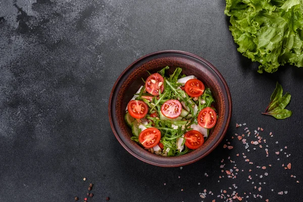 Koyu beton arka planda tavuk, domates ve marul parçaları. Lezzetli sağlıklı yemek.