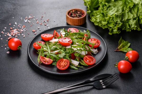 Koyu beton arka planda tavuk, domates ve marul parçaları. Lezzetli sağlıklı yemek.