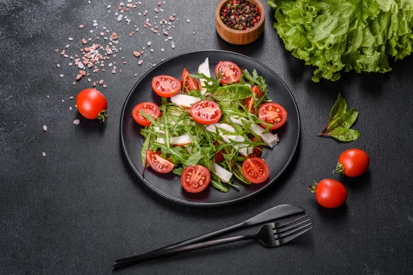 Koyu beton arka planda tavuk, domates ve marul parçaları. Lezzetli sağlıklı yemek.