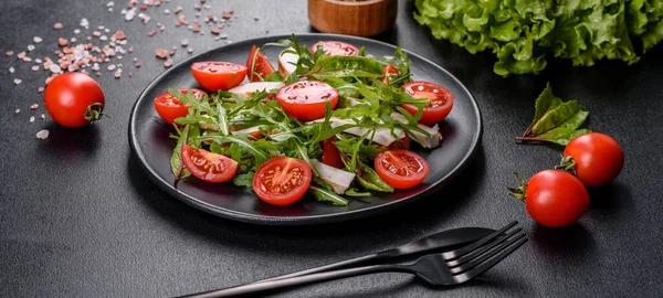 Koyu beton arka planda tavuk, domates ve marul parçaları. Lezzetli sağlıklı yemek.