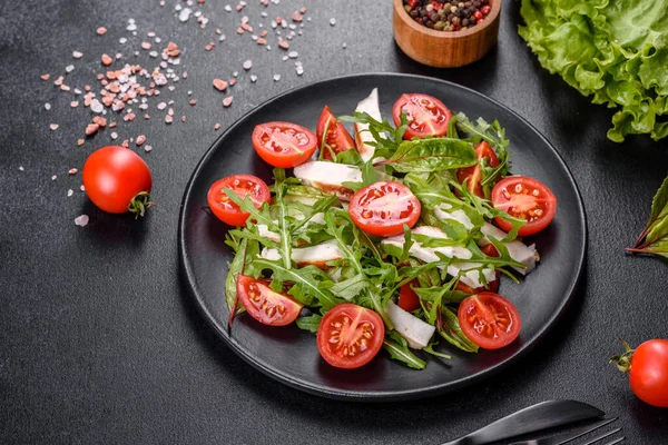 Koyu beton arka planda tavuk, domates ve marul parçaları. Lezzetli sağlıklı yemek.