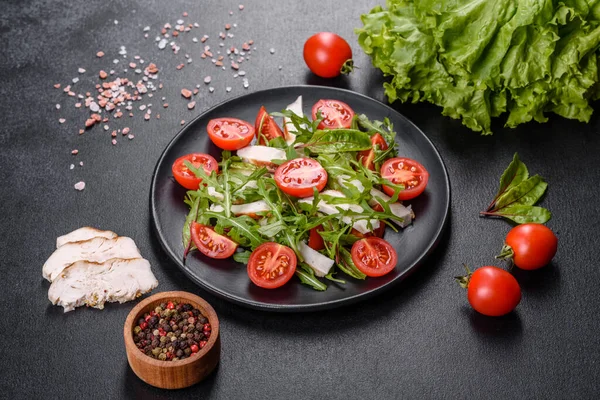 Koyu beton arka planda tavuk, domates ve marul parçaları. Lezzetli sağlıklı yemek.
