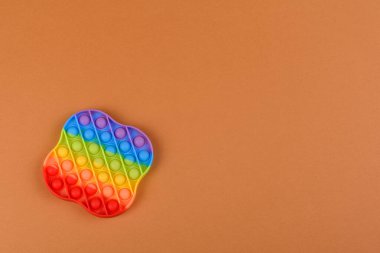 Silikondan yapılmış parlak renkli çocuk oyuncağı. Bir tonluk kağıttaki stresi azaltmak için tasarlanmış. Patlat.