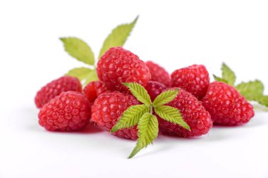 Beyaz arka planda izole edilmiş olgun kırmızı ahududular.