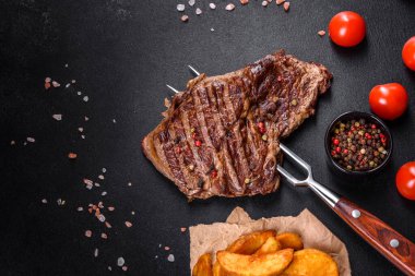 Lezzetli taze biftek, esrarlı baharatlar ve çimento kaplı otlar. Izgara yemek.