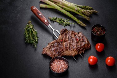 Lezzetli taze biftek, esrarlı baharatlar ve çimento kaplı otlar. Izgara yemek.