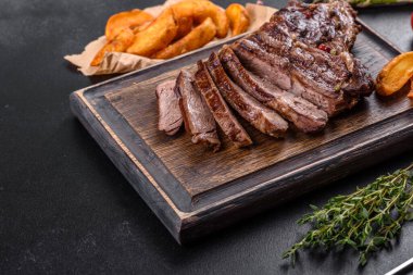 Lezzetli taze biftek, esrarlı baharatlar ve çimento kaplı otlar. Izgara yemek.