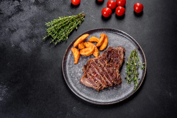 Délicieux Steak Boeuf Frais Juteux Avec Des Épices Des Herbes — Photo