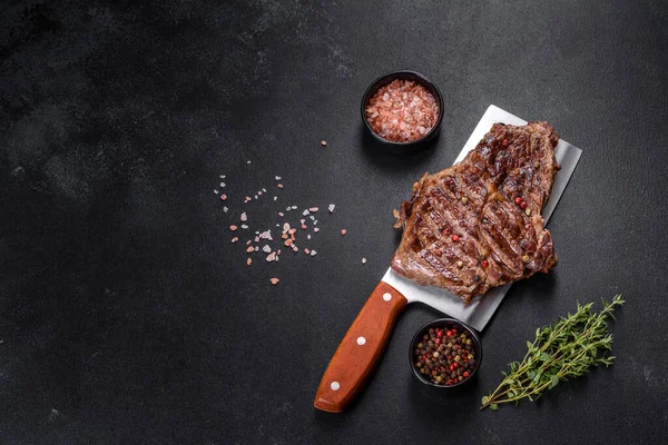 Delicioso Filete Carne Fresca Jugosa Con Especias Hierbas Sobre Fondo — Foto de Stock