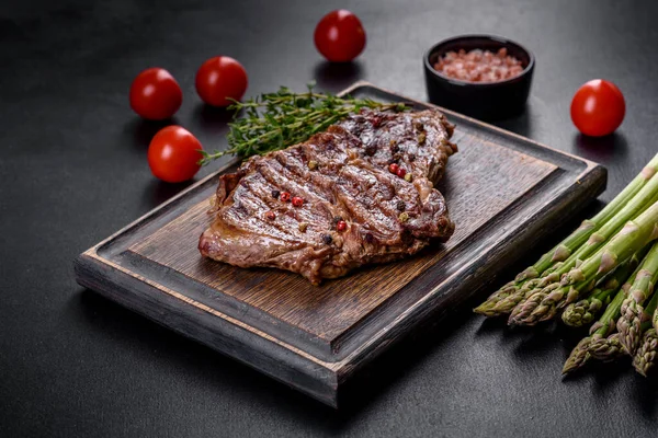 Delicioso Filete Carne Fresca Jugosa Con Especias Hierbas Sobre Fondo — Foto de Stock