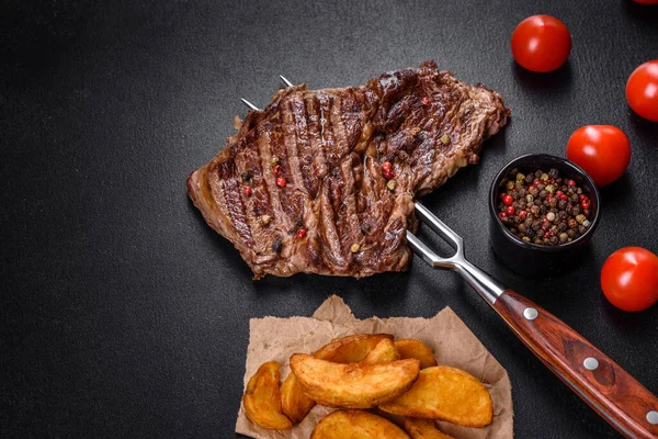 Delicioso Filete Carne Fresca Jugosa Con Especias Hierbas Sobre Fondo —  Fotos de Stock