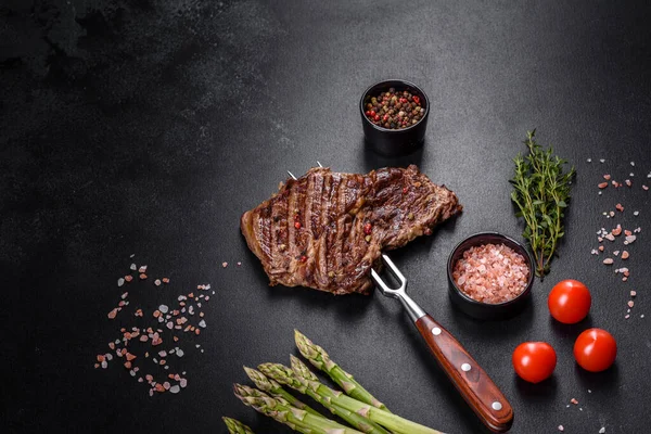 Delicioso Filete Carne Fresca Jugosa Con Especias Hierbas Sobre Fondo — Foto de Stock