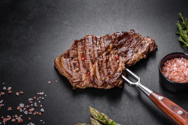 Delicioso Filete Carne Fresca Jugosa Con Especias Hierbas Sobre Fondo — Foto de Stock