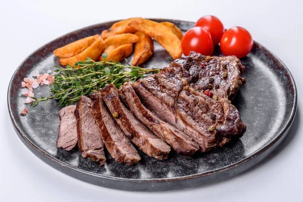 Köstliche Saftige Frische Rindersteaks Mit Gewürzen Und Kräutern Auf Weißem — Stockfoto