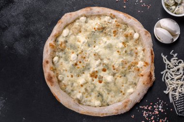 Koyu beton arka planda dört çeşit peynirli taze İtalyan pizzası. İtalyan mutfağı